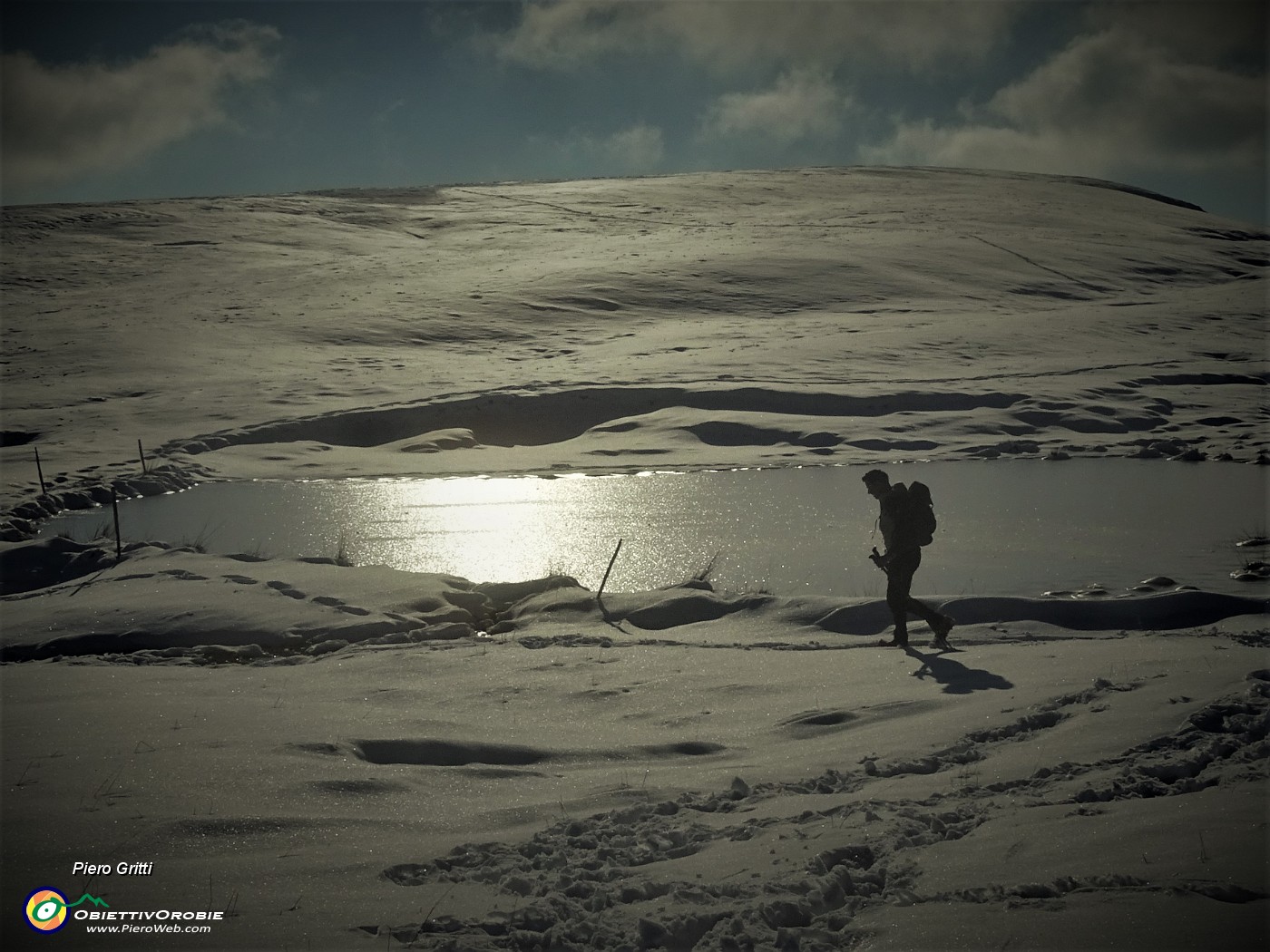 64 Alla pozza ghiacciata dell pianoro innevato della Baita Cabretondo (1869 m).JPG